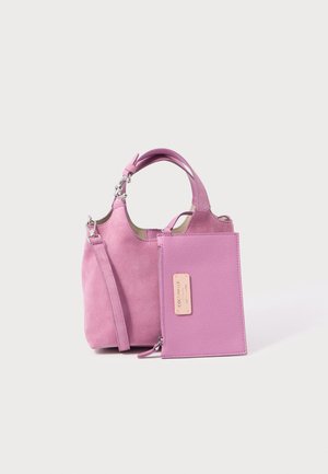 Kis rózsaszínű velúr kézitáska dupla fogantyúval és levehető pánttal, melyhez egy hozzáillő, texturált rózsaszín cipzáras neszesszer tartozik, márkajelzéssel.