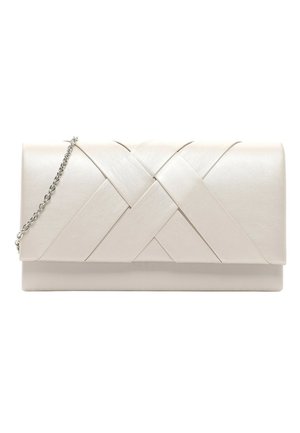 Weiße Leder-Clutch mit diagonal gewebten Riemen und einem silbernen Ketten-Schulterriemen auf weißem Hintergrund.