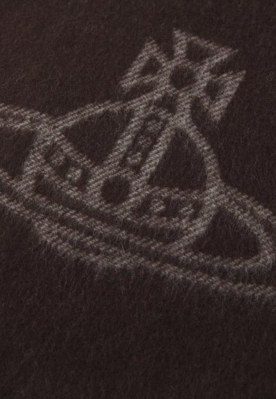 Temno rjavo volneno blago z lahkim sivim abstraktnim vzorcem, ki spominja na stiliziran emblem z zapletenimi podrobnostmi in mehko teksturo.