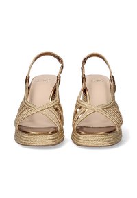 Sandalias de cuña doradas con tiras, textura trenzada, punta abierta y correa en el talón. Plantilla suave color beige y zona del dedo reforzada.