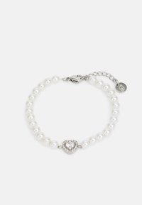 Pulsera de perlas con un charm en forma de corazón plateado, que cuenta con una piedra preciosa clara rodeada de pequeños strass. Cierre de langosta.