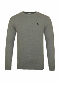 Grå stickad tröja med långa ärmar, rund halsringning, ribbade muddar och nederkant, med en liten svart logotyp på bröstet och en dekorativ detalj på halsen.