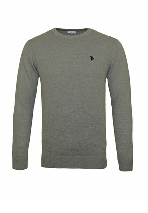 Suéter gris de punto con mangas largas, cuello redondo, puños y dobladillo acanalados, que presenta un pequeño logo negro en el pecho y un acento decorativo en el cuello.