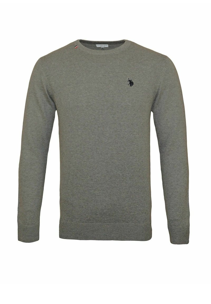 Grå stickad tröja med långa ärmar, rund halsringning, ribbade muddar och nederkant, med en liten svart logotyp på bröstet och en dekorativ detalj på halsen.