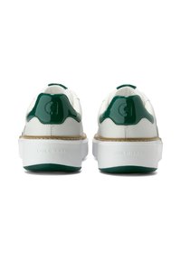 Sneakers bianchi con dettagli in pelle verniciata verde. Caratterizzati da un logo in rilievo, una suola testurizzata e un'intersuola imbottita. Design classico e sportivo.
