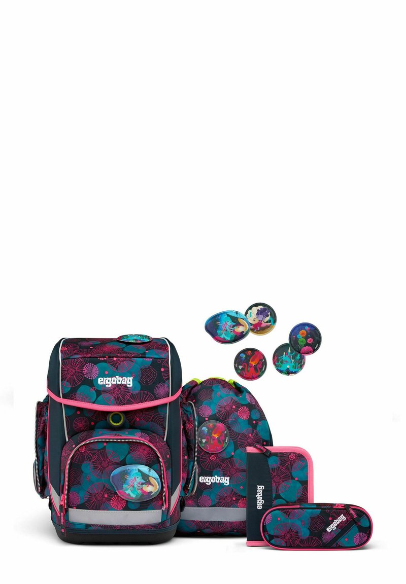 Set di zaino con sfondo scuro e vivaci motivi floreali in rosa e teal. Include uno zaino, un astuccio e elementi decorativi.