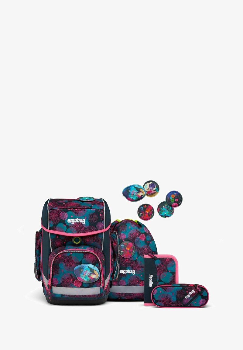 Set di zaino con sfondo scuro e vivaci motivi floreali in rosa e teal. Include uno zaino, un astuccio e elementi decorativi.