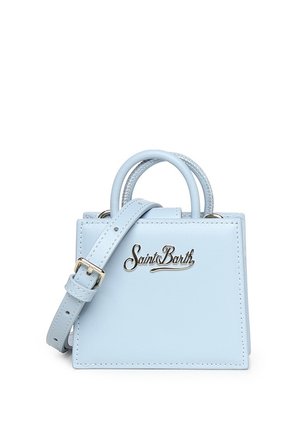 Pequeño bolso azul claro con asas superiores, correa de hombro ajustable y logo metálico "Saint Barth" en el frente.