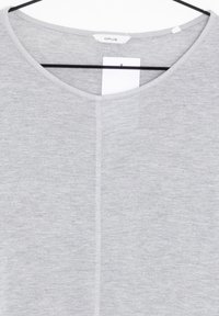 Grijze T-shirt gemaakt van een zachte katoenmix, met een V-hals, korte mouwen en subtiele stiksels langs het midden.