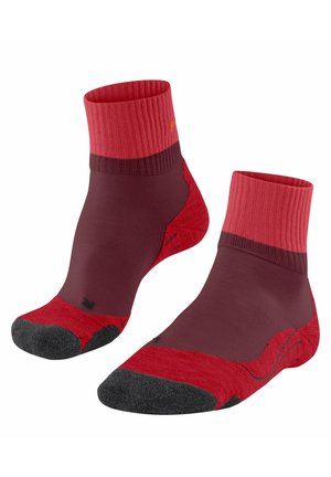 Rote und dunkelburgunderfarbene Knöchelsocken mit gerippten Bündchen, gepolsterten Sohlen sowie verstärkten Fersen- und Zehenbereichen. Flache Nähte für zusätzlichen Komfort.