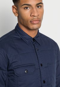 Denham LINCOLN QUILTED - Casaco leve - navy