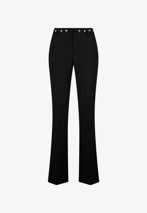 Schwarze Hose mit weitem Beinschnitt, aus glattem Stoff und einer Reihe dekorativer Metallknöpfe am Bund.