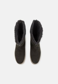 Paire de bottes d'hiver gris foncé avec une doublure intérieure douce et moelleuse, vue de dessus sur un fond blanc.