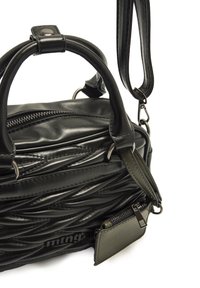 Borsa a tracolla in ecopelle nera con texture, dotata di doppi manici, spallaccio removibile e dettagli con tasca con zip. Presenta un motivo ondulato e un logo.