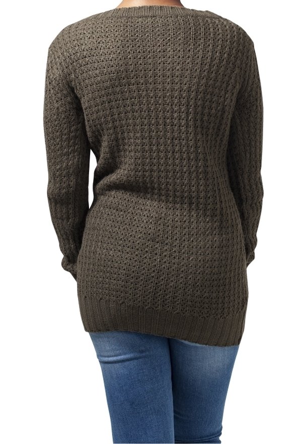 Pull vert olive avec une texture tricotée, manches longues et ourlet côtelé, présentant une coupe ample et un dos ouvert.