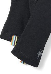 Černé bavlněné legíny s barevnými pruhy na lemování a malým logem blízko kotníku.