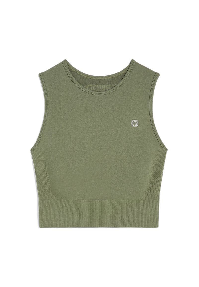 Top corto sin mangas en tejido verde oliva. Presenta un dobladillo acanalado y un pequeño parche de logo. Diseñado con una silueta suave y ajustada.