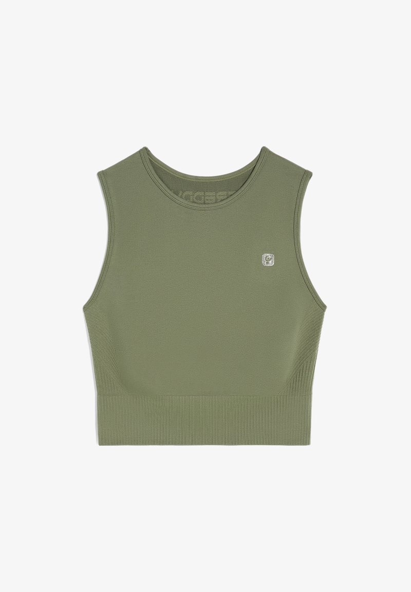Top corto sin mangas en tejido verde oliva. Presenta un dobladillo acanalado y un pequeño parche de logo. Diseñado con una silueta suave y ajustada.