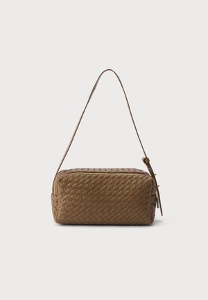 Sac à main rectangulaire en cuir tissé marron avec une fine bandoulière et une fermeture éclair sur le dessus.