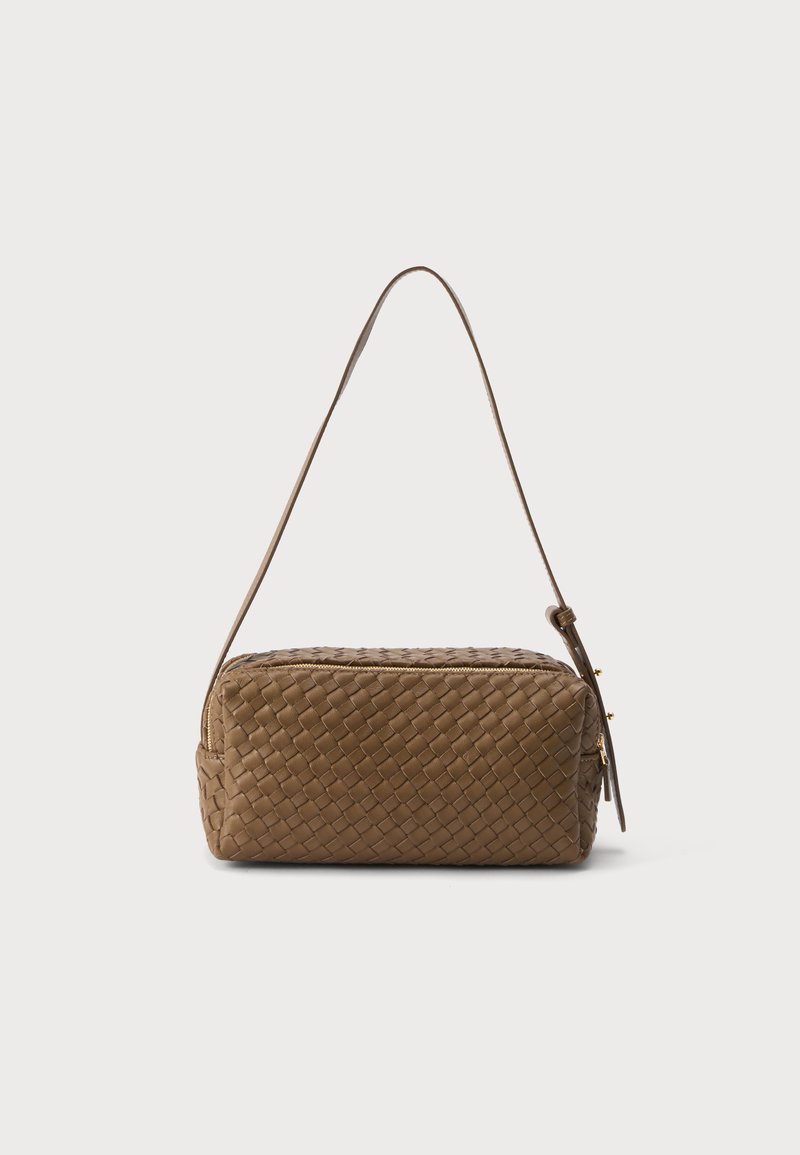 Sac à main rectangulaire en cuir tissé marron avec une fine bandoulière et une fermeture éclair sur le dessus.