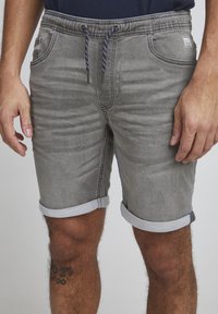 11 Project PRBARNE REGULAR FIT - Džinsa auduma šorti - denim grey