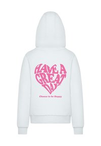 Biela mikina s kapucňou so sivým srdcom na chrbte, s textom "MAJTE SKVELÝ DEŇ" a "Vyberte si byť šťastní" v tučnej typografii.