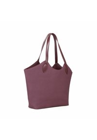 Tote taske i dyb bordeaux imiteret læder med glat tekstur, der har to lange håndtag og en bred, åben top med skrå sider.