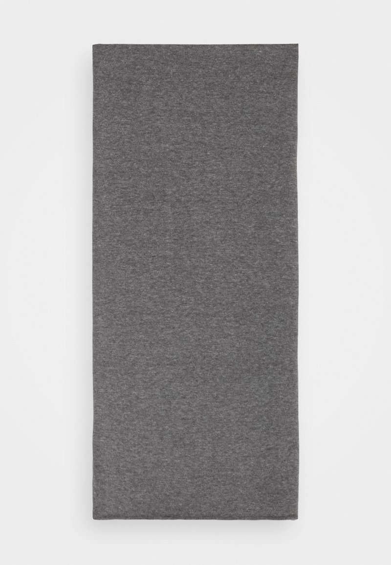 Écharpe rectangulaire en tissu tricoté gris foncé pliée, sur un fond clair uni, montrant la texture et les bords droits.