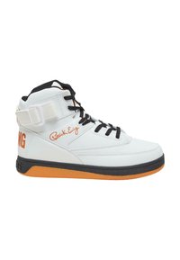 Baskets montantes en cuir blanc avec lacets noirs, accents orange et sangle Velcro. Elles présentent une semelle texturée dans une combinaison de couleurs noir et orange.