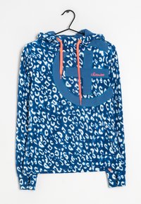 Blå fleecehoodie med leopardmönster, har en stor blå logotyp och korallfärgade dragsnören på huvan. Mjuk textur, långa ärmar.