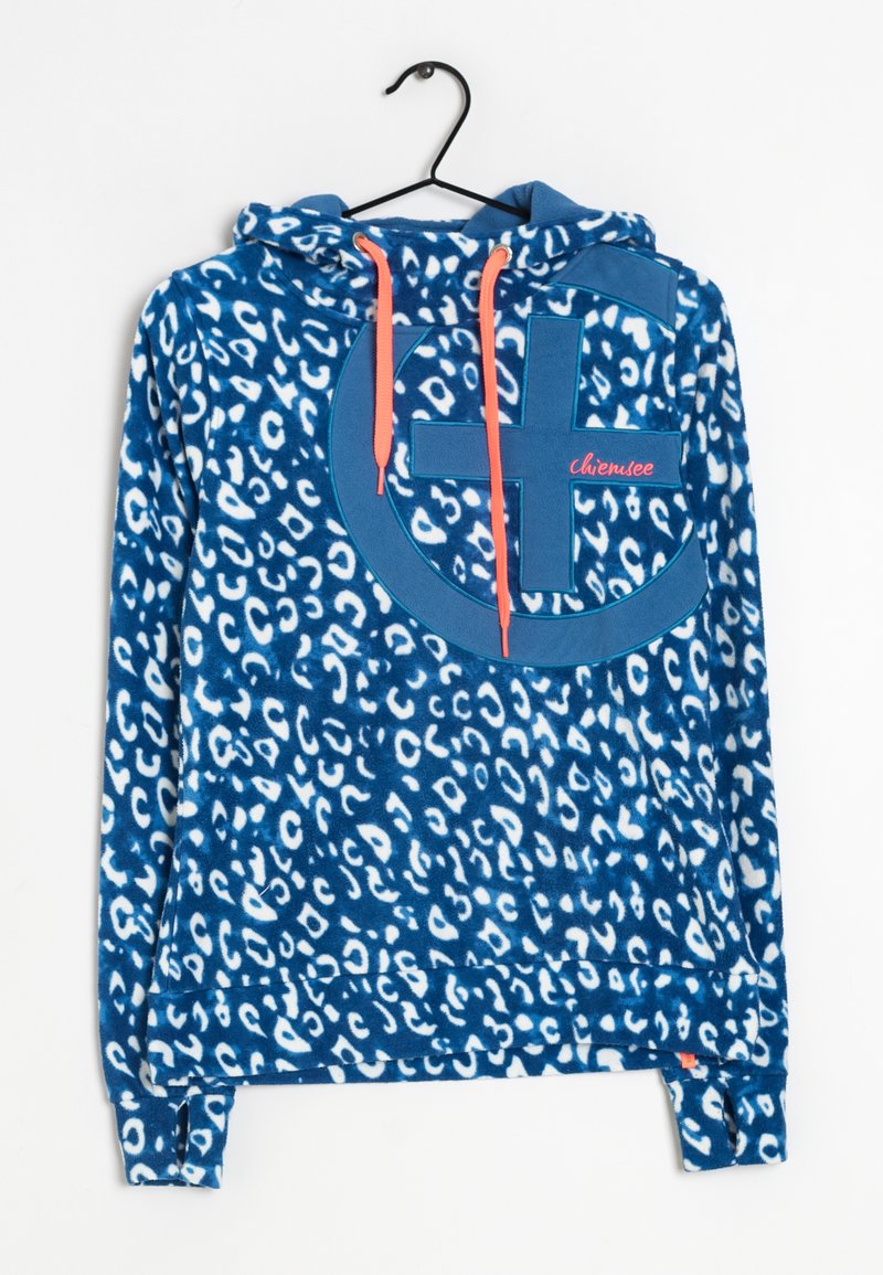 Blå fleecehoodie med leopardmönster, har en stor blå logotyp och korallfärgade dragsnören på huvan. Mjuk textur, långa ärmar.