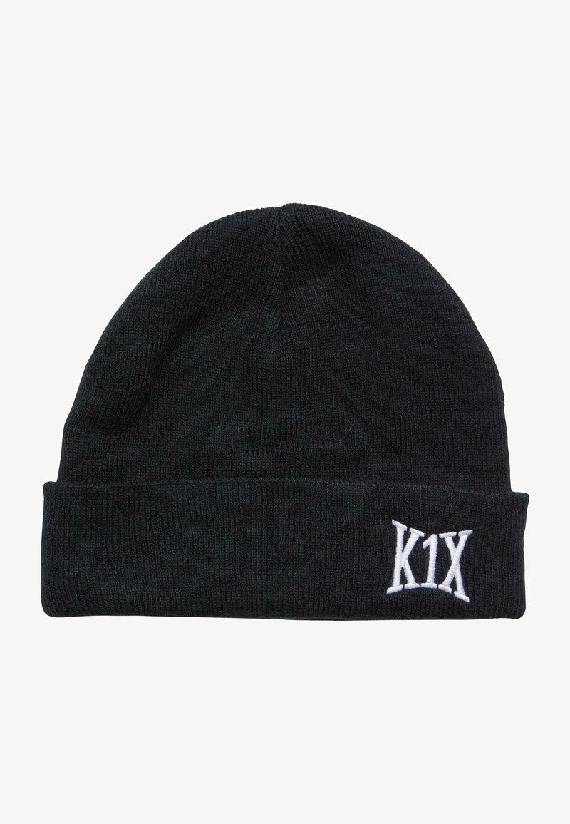 Čierna pletená čiapka s obrúbeným okrajom, so zapleteným bielym logom "K1X" na prednej strane, textúrovaný materiál a zaoblený vrch.