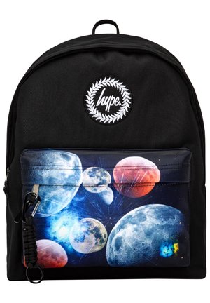 Zaino nero con logo della corona d'alloro bianca e tasca anteriore che mostra lune e pianeti colorati in un design a tema spaziale.