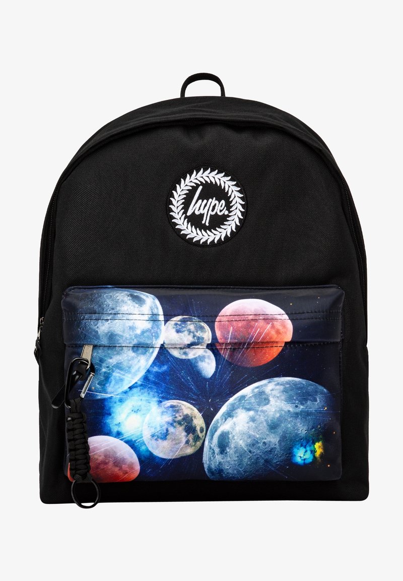 Sac à dos noir avec logo de couronne de laurier blanche et poche avant affichant des lunes et planètes colorées dans un design sur le thème de l'espace.