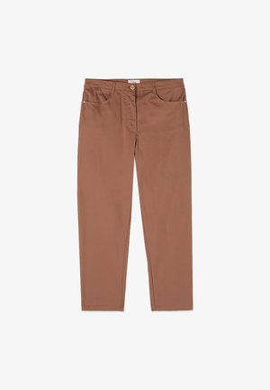 Pantalon marron à jambes droites avec poches avant, passants de ceinture, fermeture par bouton et braguette zippée.