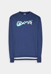 Marinblå sweatshirt med långa ärmar av mjukt material med en vit "AIR"-logotyp med en ljusblå swoosh och vita randiga detaljer vid ärmslut.