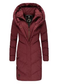 Piumino color mogano con grande cappuccio, cuciture diagonali e chiusura frontale con zip. Presenta bottoni a pressione e una toppa con logo all'orlo.