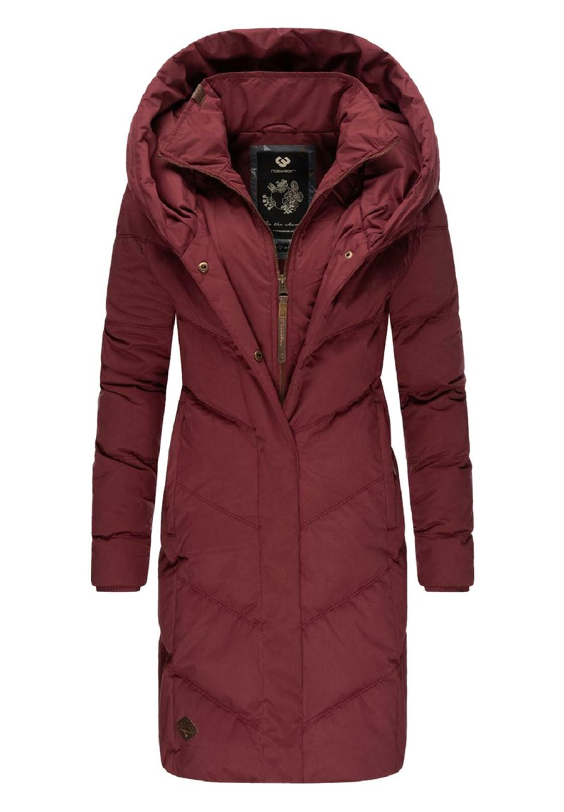 Piumino color mogano con grande cappuccio, cuciture diagonali e chiusura frontale con zip. Presenta bottoni a pressione e una toppa con logo all'orlo.