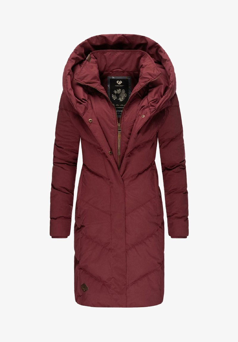Piumino color mogano con grande cappuccio, cuciture diagonali e chiusura frontale con zip. Presenta bottoni a pressione e una toppa con logo all'orlo.