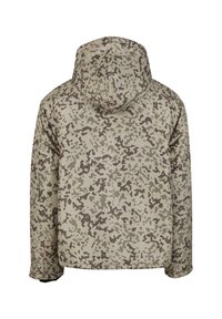 Mētelis ar kapuci, kas izgatavots bežā un brūnā kamuflāžas rakstā. Tekstūrēta auduma ar gludu apdari. Iekļauts centrālais šuvums un nav redzamu piederumu.