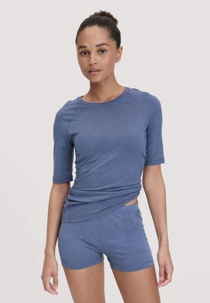 Blauw T-shirt met korte mouwen en bijpassende shorts van zacht, ademend materiaal. Het shirt heeft een ronde halslijn en een relaxte pasvorm.