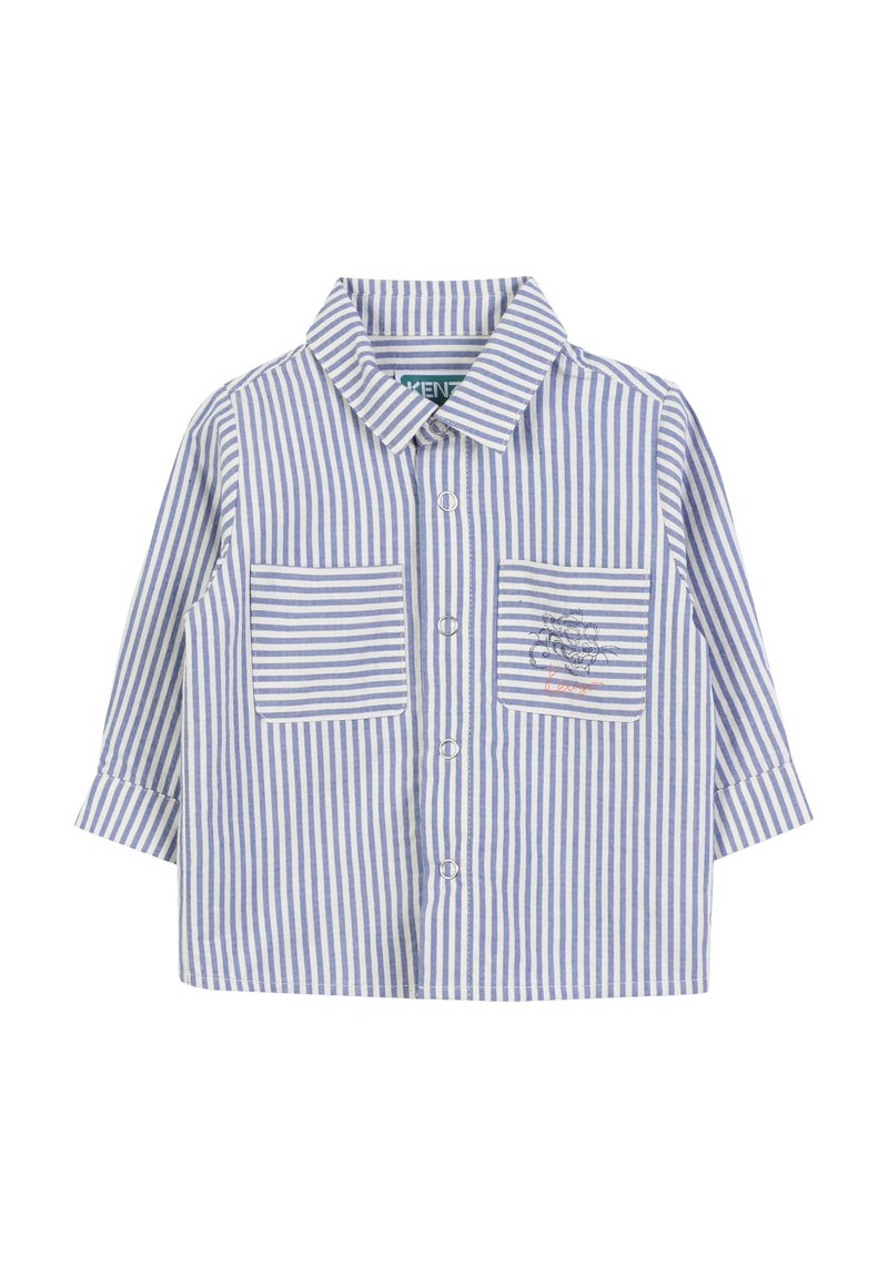 Chemise rayée en tissu léger, comportant des rayures verticales bleues et blanches, deux poches avant et un petit motif brodé.