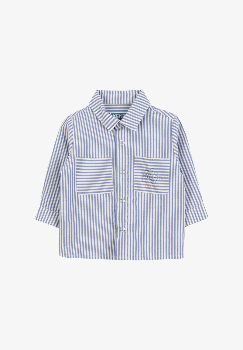 Camicia a righe realizzata in tessuto leggero, con righe verticali blu e bianche, due tasche frontali e un piccolo design ricamato.