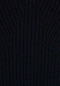 Un tessuto a maglia nera a costine, con linee verticali testurizzate, è mostrato in primo piano. Il materiale ha un aspetto morbido e flessibile.