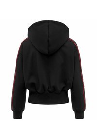 Felpa nera corta con cappuccio regolabile con coulisse, orlo elasticizzato e dettagli a righe rosse sulle maniche. Materiale morbido, design casual.