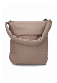 Sac cabas matelassé en tissu taupe doux avec un rabat supérieur, une bandoulière réglable et des détails cousus pour plus de texture.