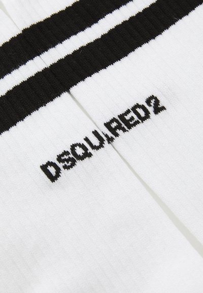 Material alb cu dungi ribbed și text negru "DSQUARED2", cu dungi alb-negru la marginea superioară, probabil parte a unei șosete sau manșete.