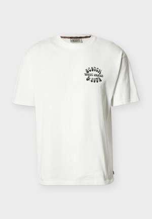 Camiseta blanca de manga corta con cuello redondo, con un pequeño texto negro "Scotch & Soda Desert Solstice" en el lado izquierdo del pecho.