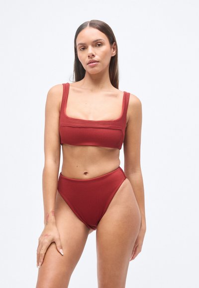 Σετ μπικίνι σε κόκκινο με ριγέ υφή, που περιλαμβάνει τοπ με τετράγωνη λαιμόκοψη και ψηλόμεσο κάτω μέρος, με υφή και λεία ραφή.