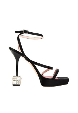 Sandale noire à talon haut avec fines brides, boucle à la cheville, semelle plateforme et talon carré orné de gros cristaux transparents.